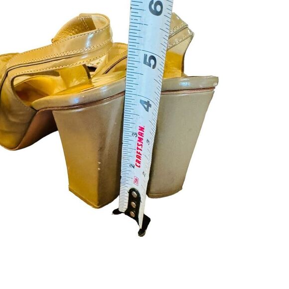 2/$25 - Marc Jacobs Tan Heels - Picture 10 of 11